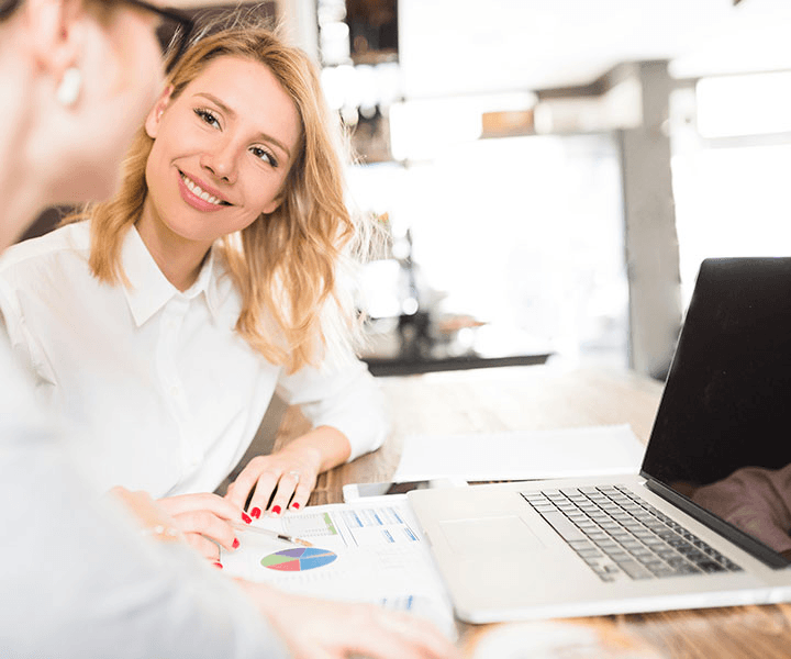 Professionista al lavoro in ufficio