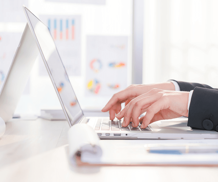 Dettaglio di una persona al lavoro al computer